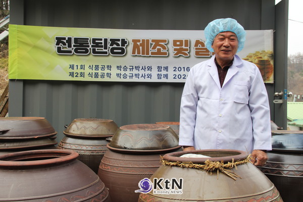 50평생을 발효제품에 몰두해온 이봉우 한국전통누룩 대표가 포천시 고모리에서 31일 야심차게 전통된장 제조 및 실습에 나서 된장 전문가들의 큰 관심을 모았다. 이봉우 대표 (사진=조영식 기자)