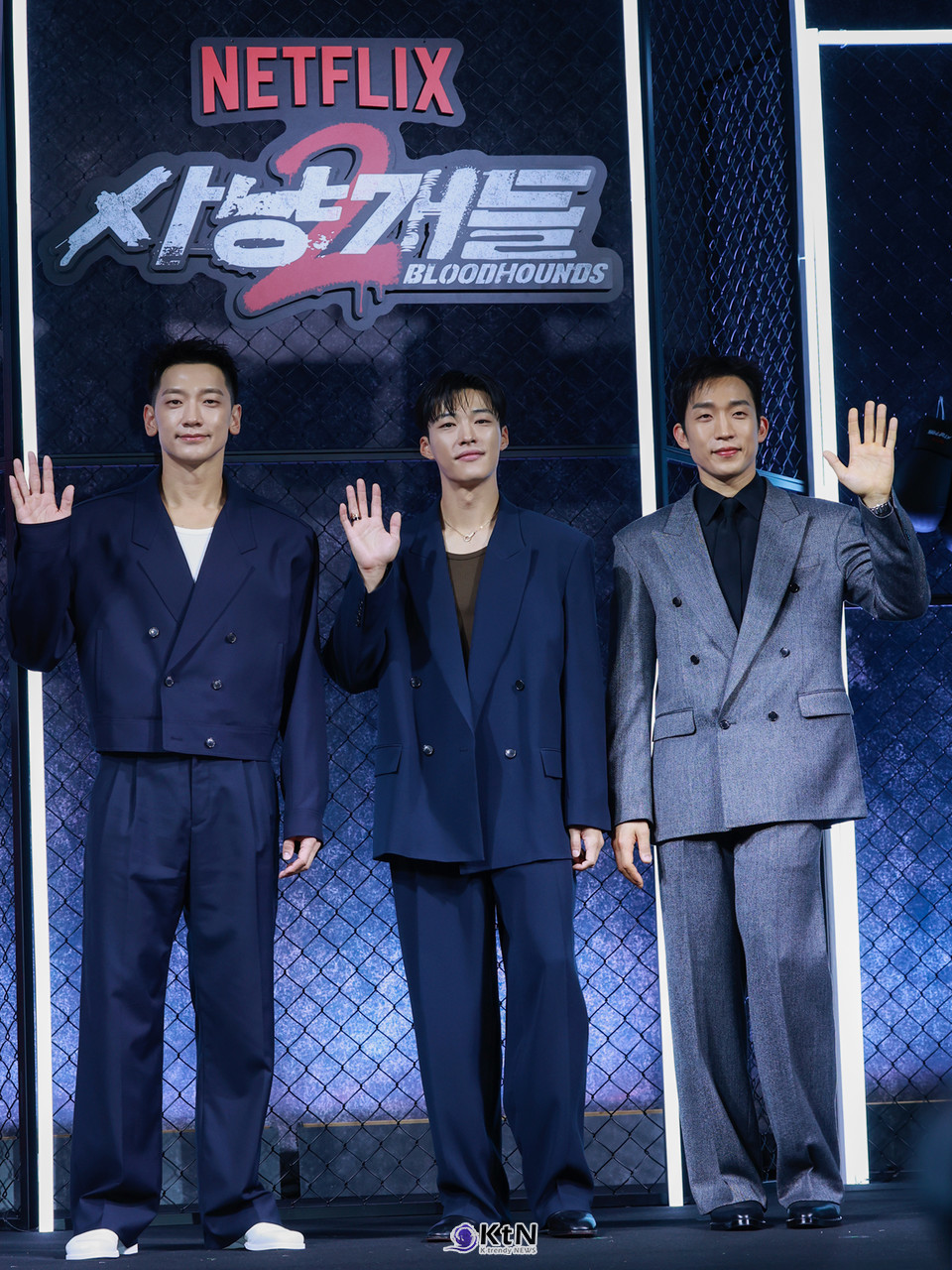 우도환, 이상이, 정지훈(왼쪽부터)이 '사냥개들2' 로고 앞에서 단체 포즈를 취하고 있다. /사진=K trendy NEWS DB ⓒ케이 트렌디뉴스 무단전재 및 수집, 재배포금지