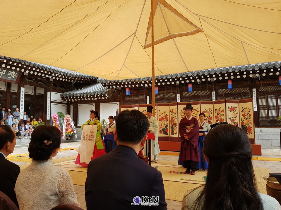 결혼식 폐백 문화의 간소화와 명절 한복 착용 문화의 축소로 전통한복 수요가 감소했고, 이에 따라 한복 산업의 규모 역시 위축됐다.  /사진=K trendy NEWS DB ⓒ케이 트렌디뉴스 무단전재 및 수집, 재배포금지
