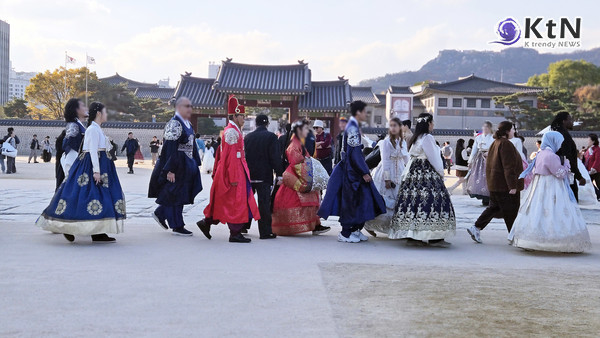 서울, 세계 매력적인 도시 10위…글로벌 관광도시 도약  사진=2025 12.05  경복궁 외국인 관광객 한복 체험 K trendy NEWS DB ⓒ케이 트렌디뉴스 무단전재 및 수집, 재배포금지 