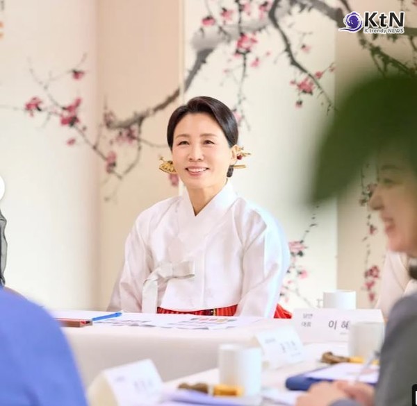 김혜경 여사, “한복의 뿌리에서 세계로”…경주서 디자이너들과 차담회  사진=2025 10.30   KTV 이매진 유튜브 갈무리 K trendy NEWS DB ⓒ케이 트렌디뉴스 무단전재 및 수집, 재배포금지
