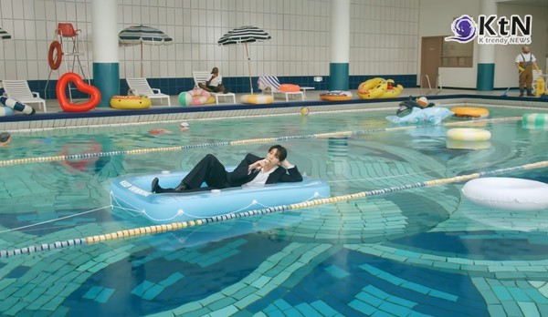  BTS (방탄소년단) 'SWIM' Live Clip II. (Swimming Pool ver.)  빌보드 차트를 휩쓴 방탄소년단 (BTS)은 유튜브 채널 ‘BANGTANTV’를 통해 ‘SWIM’ 라이브 클립 수영장 버전을 공개했다. 멤버 뷔는 개인 SNS에 "이거 엄청 재미나요"라는 메세지를 보내며 영상을 홍보 하기도 했다.  사진=2026. 04.01‘BANGTANTV’  K trendy NEWS DB ⓒ케이 트렌디뉴스 무단전재 및 수집, 재배포금지