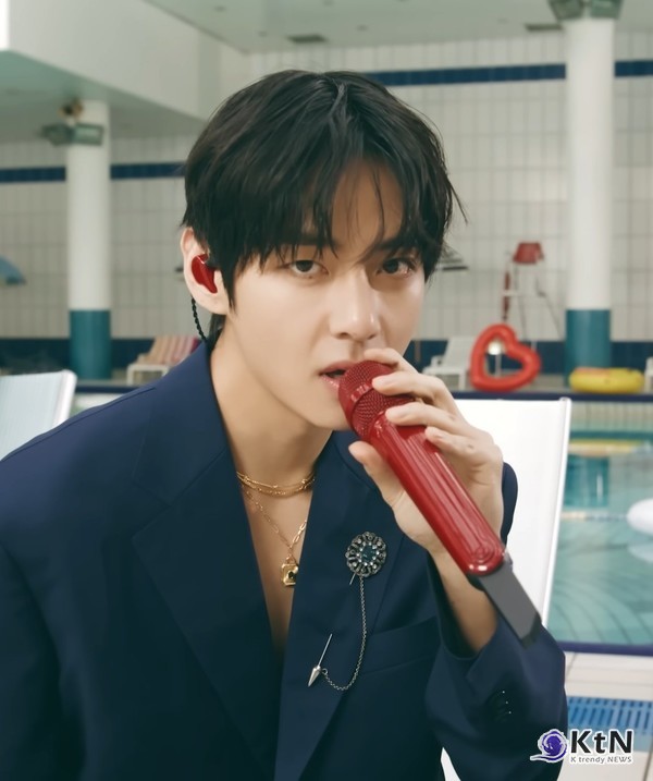  BTS (방탄소년단) 'SWIM' Live Clip II. (Swimming Pool ver.)  빌보드 차트를 휩쓴 방탄소년단 (BTS)은 유튜브 채널 ‘BANGTANTV’를 통해 ‘SWIM’ 라이브 클립 수영장 버전을 공개했다. 멤버 뷔는 개인 SNS에 "이거 엄청 재미나요"라는 메세지를 보내며 영상을 홍보 하기도 했다.  사진=2026. 04.01‘BANGTANTV’  뷔 K trendy NEWS DB ⓒ케이 트렌디뉴스 무단전재 및 수집, 재배포금지