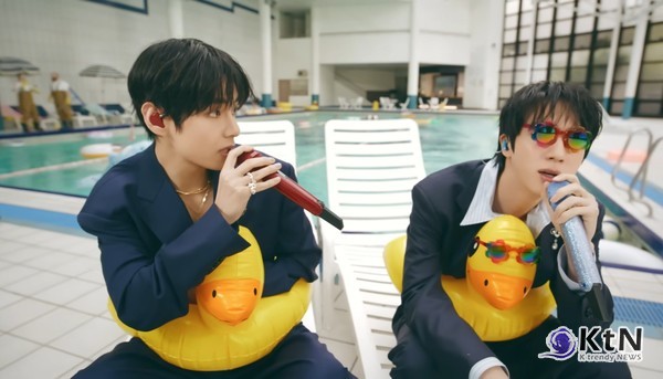  BTS (방탄소년단) 'SWIM' Live Clip II. (Swimming Pool ver.)  빌보드 차트를 휩쓴 방탄소년단 (BTS)은 유튜브 채널 ‘BANGTANTV’를 통해 ‘SWIM’ 라이브 클립 수영장 버전을 공개했다. 멤버 뷔는 개인 SNS에 "이거 엄청 재미나요"라는 메세지를 보내며 영상을 홍보 하기도 했다.  사진=2026. 04.01‘BANGTANTV’ 뷔, 진  K trendy NEWS DB ⓒ케이 트렌디뉴스 무단전재 및 수집, 재배포금지