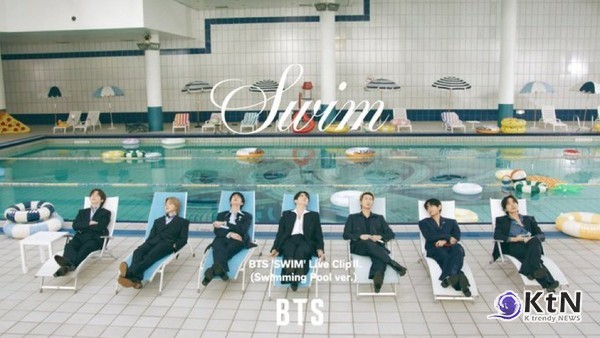  BTS (방탄소년단) 'SWIM' Live Clip II. (Swimming Pool ver.)  빌보드 차트를 휩쓴 방탄소년단 (BTS)은 유튜브 채널 ‘BANGTANTV’를 통해 ‘SWIM’ 라이브 클립 수영장 버전을 공개했다. 멤버 뷔는 개인 SNS에 "이거 엄청 재미나요"라는 메세지를 보내며 영상을 홍보 하기도 했다.  사진=2026. 04.01‘BANGTANTV’  K trendy NEWS DB ⓒ케이 트렌디뉴스 무단전재 및 수집, 재배포금지