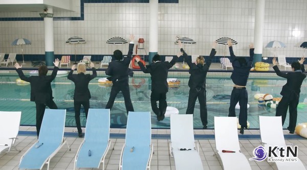  BTS (방탄소년단) 'SWIM' Live Clip II. (Swimming Pool ver.)  빌보드 차트를 휩쓴 방탄소년단 (BTS)은 유튜브 채널 ‘BANGTANTV’를 통해 ‘SWIM’ 라이브 클립 수영장 버전을 공개했다. 멤버 뷔는 개인 SNS에 "이거 엄청 재미나요"라는 메세지를 보내며 영상을 홍보 하기도 했다.  사진=2026. 04.01‘BANGTANTV’  K trendy NEWS DB ⓒ케이 트렌디뉴스 무단전재 및 수집, 재배포금지