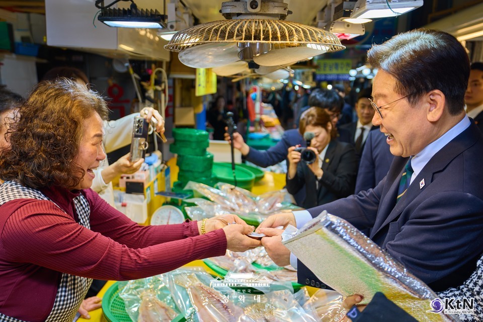 이재명 대통령 김혜경 여사 제주 동문시장 방문. 사진=청와대,  K trendy NEWS DB ⓒ케이 트렌디뉴스 무단전재 및 수집, 재배포금지