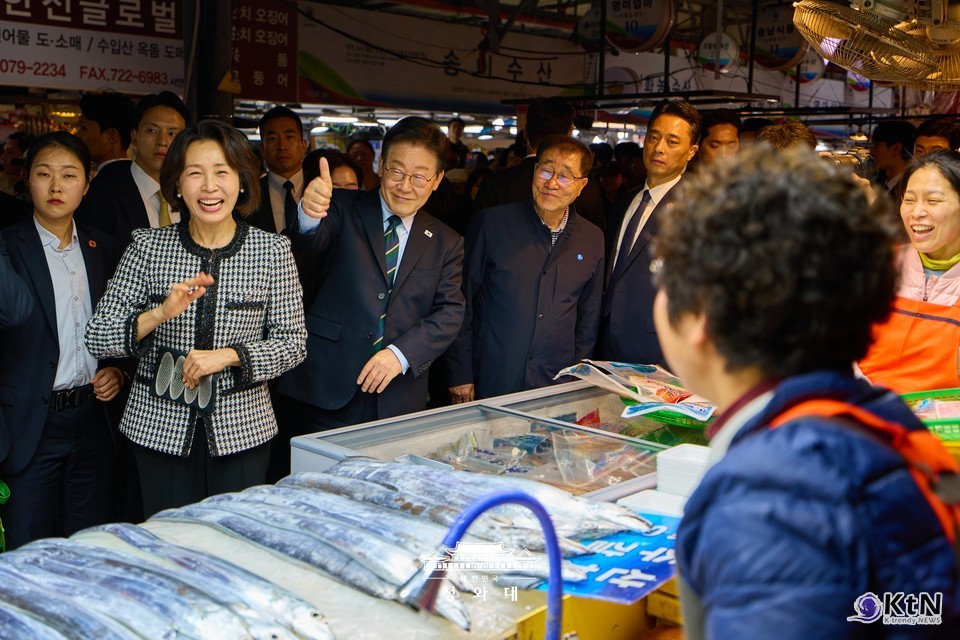 이재명 대통령 김혜경 여사 제주 동문시장 방문. 사진=청와대,  K trendy NEWS DB ⓒ케이 트렌디뉴스 무단전재 및 수집, 재배포금지
