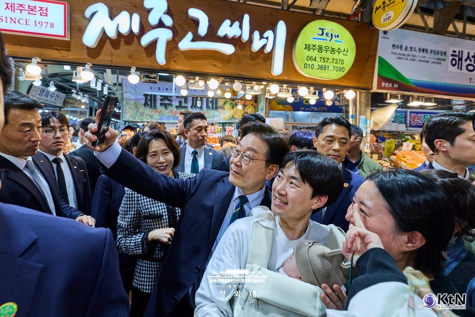 이재명 대통령 김혜경 여사 제주 동문시장 방문. 사진=청와대,  K trendy NEWS DB ⓒ케이 트렌디뉴스 무단전재 및 수집, 재배포금지