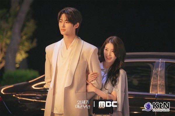 [K-TREND] 방송도 전인데 1위…아이유·변우석 ‘21세기 대군부인’ 왜 뜨겁나 ...첫 방송 전 화제성 1위  아이유는 재벌가 여성과 셀럽의 기세를 함께 입었고, 변우석은 왕족의 격식에 현대적 감각을 덧댄 차림으로 입헌군주제라는 낯선 설정을 화면 안에서 설득력 있게 세웠다.  사진=2026. 04.01 MBC 새 금토드라마 ‘21세기 대군부인’   K trendy NEWS DB ⓒ케이 트렌디뉴스 무단전재 및 수집, 재배포금지