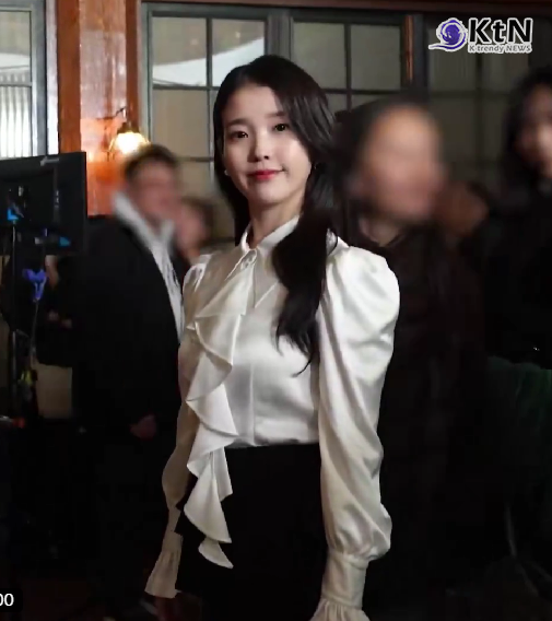 [K-TREND] 방송도 전인데 1위…아이유·변우석 ‘21세기 대군부인’ 왜 뜨겁나 ...첫 방송 전 화제성 1위  아이유는 재벌가 여성과 셀럽의 기세를 함께 입었고, 변우석은 왕족의 격식에 현대적 감각을 덧댄 차림으로 입헌군주제라는 낯선 설정을 화면 안에서 설득력 있게 세웠다.  사진=2026. 04.01 MBC 새 금토드라마 ‘21세기 대군부인’   K trendy NEWS DB ⓒ케이 트렌디뉴스 무단전재 및 수집, 재배포금지