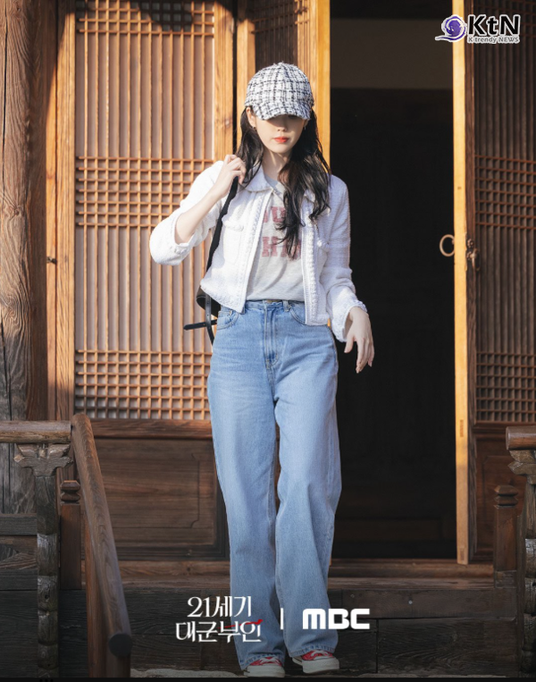 [K-TREND] 방송도 전인데 1위…아이유·변우석 ‘21세기 대군부인’ 왜 뜨겁나 ...첫 방송 전 화제성 1위  아이유는 재벌가 여성과 셀럽의 기세를 함께 입었고, 변우석은 왕족의 격식에 현대적 감각을 덧댄 차림으로 입헌군주제라는 낯선 설정을 화면 안에서 설득력 있게 세웠다.  사진=2026. 04.01 MBC 새 금토드라마 ‘21세기 대군부인’   K trendy NEWS DB ⓒ케이 트렌디뉴스 무단전재 및 수집, 재배포금지