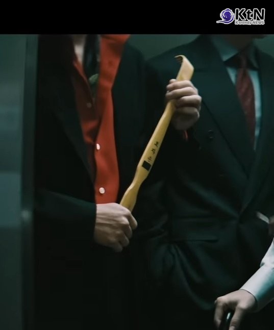 방탄소년단, 박찬욱 감독 ‘올드보이’ 오마주 [K-POP TREND]   [엔터문화 리포트]   방탄소년단이 새 앨범 수록곡 ‘2.0’ 뮤직비디오 티저를 공개하자마자 팬덤과 온라인 커뮤니티가 빠르게 반응했다. 사진=2026. 04.01  하이브/ 올드보이 포스터 / 편집  K trendy NEWS DB ⓒ케이 트렌디뉴스 무단전재 및 수집, 재배포금지