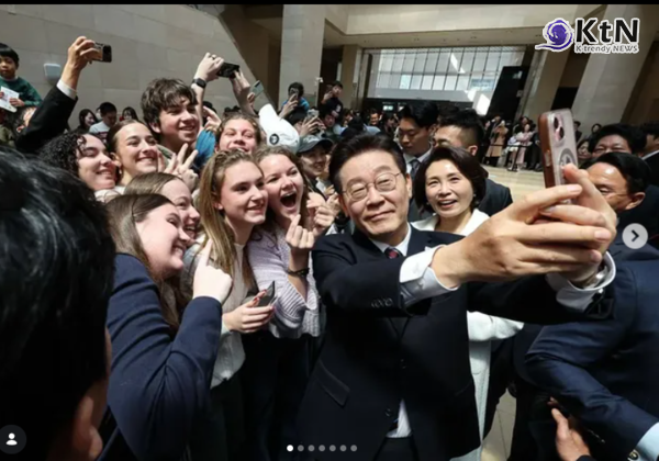 'K-뮤지엄' 국립중앙박물관, 세계 3위…루브르·바티칸 이어 ‘세계 빅3’ 진입   사진=2026. 04.01  nationalmuseumofkorea국립중앙박물관 SNS 갈무리 대통령님 내외께서 국립중앙박물관을 깜짝 방문하셨습니다. 국내 최대 규모의 특별전을 관람  K trendy NEWS DB ⓒ케이 트렌디뉴스 무단전재 및 수집, 재배포금지