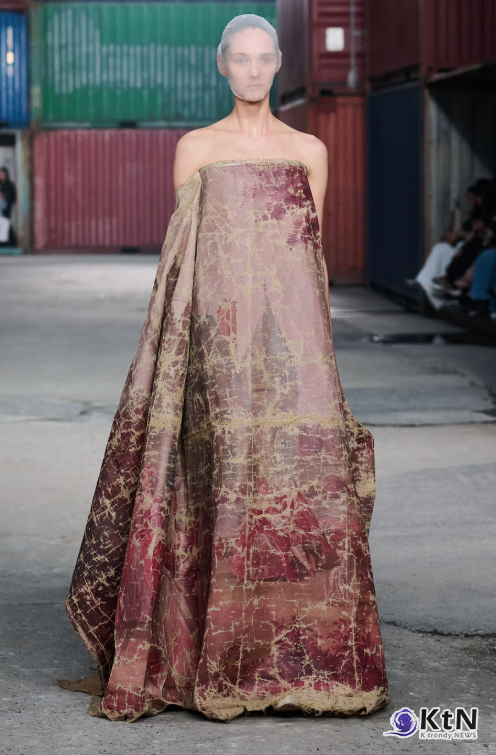 Maison Margiela FW26 Brings a Parisian Flea Market to a Shanghai Shipyard. 사진=Maison Margiela, K trendy NEWS DB ⓒ케이 트렌디뉴스 무단전재 및 수집, 재배포금지