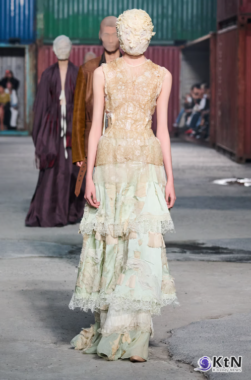 Maison Margiela FW26 Brings a Parisian Flea Market to a Shanghai Shipyard. 사진=Maison Margiela, K trendy NEWS DB ⓒ케이 트렌디뉴스 무단전재 및 수집, 재배포금지