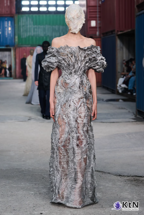 Maison Margiela FW26 Brings a Parisian Flea Market to a Shanghai Shipyard. 사진=Maison Margiela, K trendy NEWS DB ⓒ케이 트렌디뉴스 무단전재 및 수집, 재배포금지