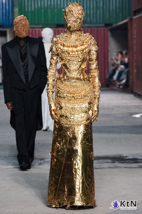 Maison Margiela FW26 Brings a Parisian Flea Market to a Shanghai Shipyard. 사진=Maison Margiela, K trendy NEWS DB ⓒ케이 트렌디뉴스 무단전재 및 수집, 재배포금지