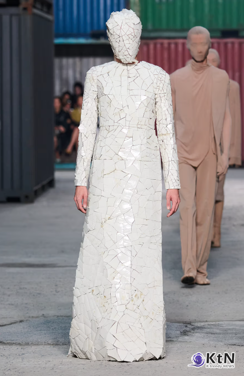 Maison Margiela FW26 Brings a Parisian Flea Market to a Shanghai Shipyard. 사진=Maison Margiela, K trendy NEWS DB ⓒ케이 트렌디뉴스 무단전재 및 수집, 재배포금지