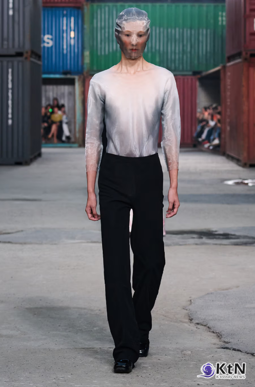 Maison Margiela FW26 Brings a Parisian Flea Market to a Shanghai Shipyard. 사진=Maison Margiela, K trendy NEWS DB ⓒ케이 트렌디뉴스 무단전재 및 수집, 재배포금지