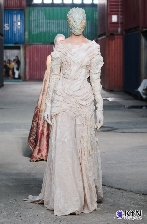 Maison Margiela FW26 Brings a Parisian Flea Market to a Shanghai Shipyard. 사진=Maison Margiela, K trendy NEWS DB ⓒ케이 트렌디뉴스 무단전재 및 수집, 재배포금지