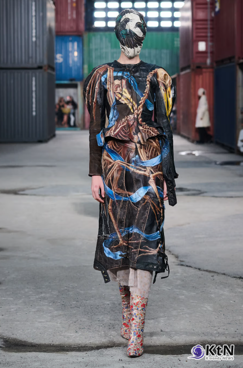 Maison Margiela FW26 Brings a Parisian Flea Market to a Shanghai Shipyard. 사진=Maison Margiela, K trendy NEWS DB ⓒ케이 트렌디뉴스 무단전재 및 수집, 재배포금지