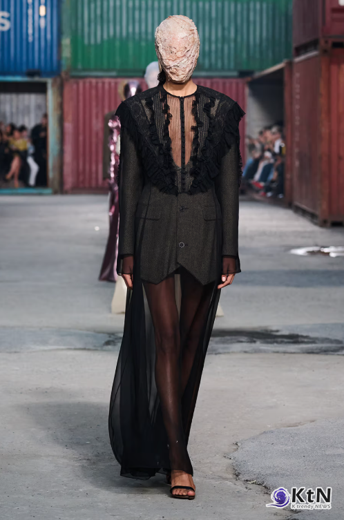 Maison Margiela FW26 Brings a Parisian Flea Market to a Shanghai Shipyard. 사진=Maison Margiela, K trendy NEWS DB ⓒ케이 트렌디뉴스 무단전재 및 수집, 재배포금지