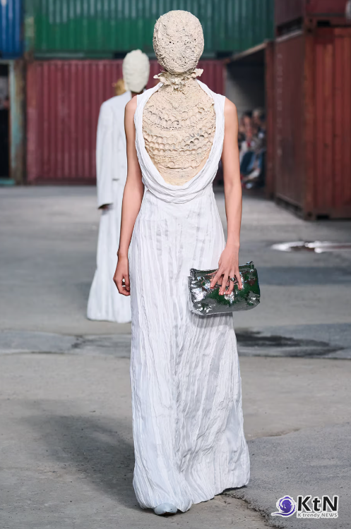 Maison Margiela FW26 Brings a Parisian Flea Market to a Shanghai Shipyard. 사진=Maison Margiela, K trendy NEWS DB ⓒ케이 트렌디뉴스 무단전재 및 수집, 재배포금지