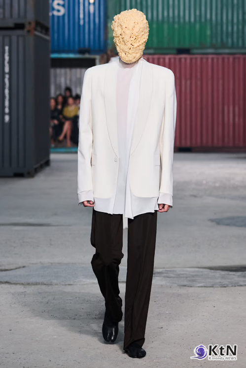 Maison Margiela FW26 Brings a Parisian Flea Market to a Shanghai Shipyard. 사진=Maison Margiela, K trendy NEWS DB ⓒ케이 트렌디뉴스 무단전재 및 수집, 재배포금지