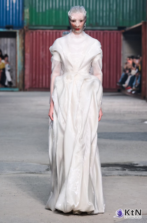 Maison Margiela FW26 Brings a Parisian Flea Market to a Shanghai Shipyard. 사진=Maison Margiela, K trendy NEWS DB ⓒ케이 트렌디뉴스 무단전재 및 수집, 재배포금지