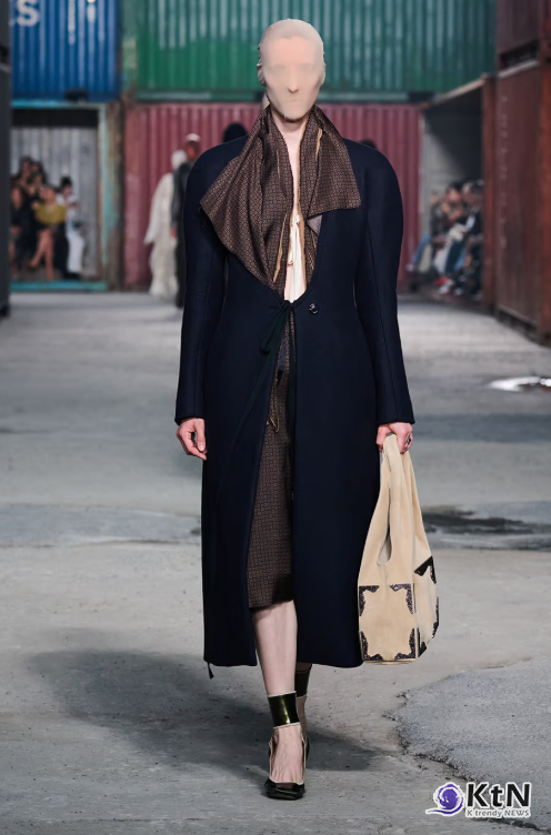 Maison Margiela FW26 Brings a Parisian Flea Market to a Shanghai Shipyard. 사진=Maison Margiela, K trendy NEWS DB ⓒ케이 트렌디뉴스 무단전재 및 수집, 재배포금지