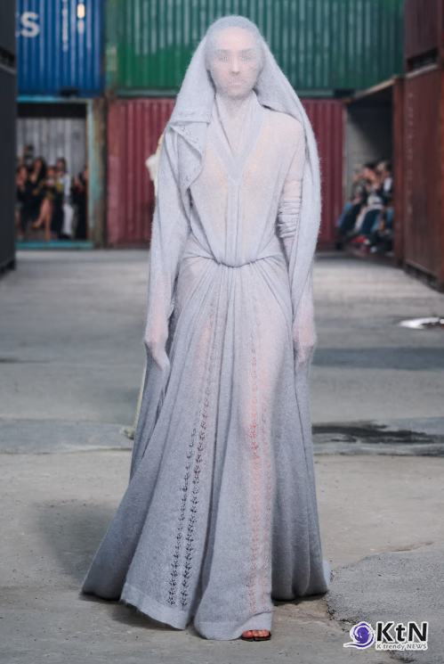 Maison Margiela FW26 Brings a Parisian Flea Market to a Shanghai Shipyard. 사진=Maison Margiela, K trendy NEWS DB ⓒ케이 트렌디뉴스 무단전재 및 수집, 재배포금지