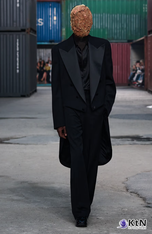 Maison Margiela FW26 Brings a Parisian Flea Market to a Shanghai Shipyard. 사진=Maison Margiela, K trendy NEWS DB ⓒ케이 트렌디뉴스 무단전재 및 수집, 재배포금지