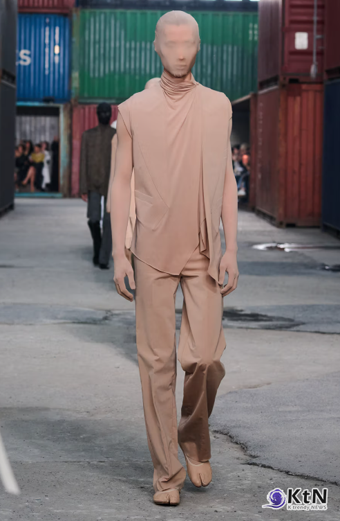 Maison Margiela FW26 Brings a Parisian Flea Market to a Shanghai Shipyard. 사진=Maison Margiela, K trendy NEWS DB ⓒ케이 트렌디뉴스 무단전재 및 수집, 재배포금지