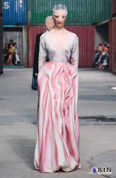 Maison Margiela FW26 Brings a Parisian Flea Market to a Shanghai Shipyard. 사진=Maison Margiela, K trendy NEWS DB ⓒ케이 트렌디뉴스 무단전재 및 수집, 재배포금지