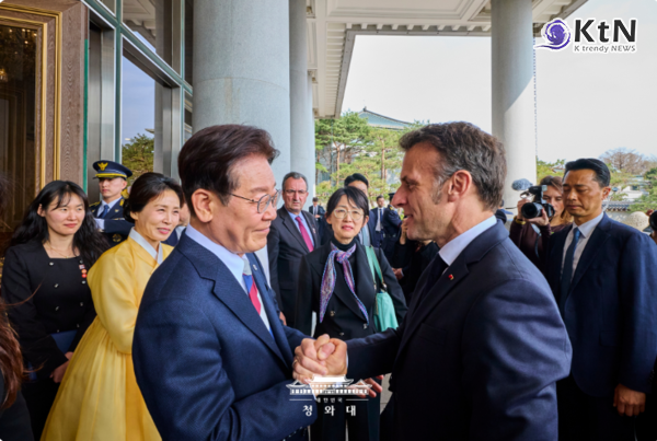 마크롱, 한강의 금실 인용하며 한국어로 '위하여'… 이재명 지지율 67% 최고치 [리포트]  사진=2026. 04.03  청와대 K trendy NEWS DB ⓒ케이 트렌디뉴스 무단전재 및 수집, 재배포금지