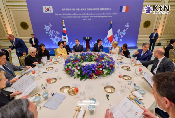 마크롱, 한강의 금실 인용하며 한국어로 '위하여'… 이재명 지지율 67% 최고치 [리포트]  사진=2026. 04.03  청와대 K trendy NEWS DB ⓒ케이 트렌디뉴스 무단전재 및 수집, 재배포금지