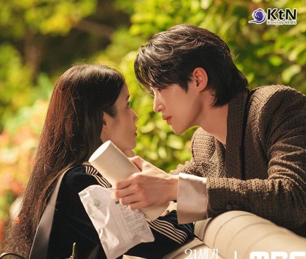 "코 자국 남을 정도" 아이유♥변우석, 역대급 '담벼락 키스신' 비하인드 공개 (살롱드립)  사진=2026. 04.07 MBC ‘21세기 대군부인  K trendy NEWS DB ⓒ케이 트렌디뉴스 무단전재 및 수집, 재배포금지