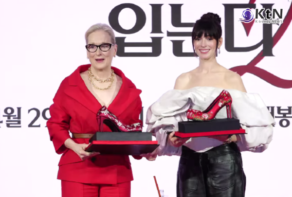  20년의 세월을 관통하여 귀환한 전설적인 영화 '악마는 프라다를 입는다 2'의 주역 메릴 스트립과 앤 해서웨이가 서울에서 그 화려한 시작을 알렸다. 스마트폰이 세상을 지배하는 2026년이라는 시대적 필연성을 강조한 이들은 한국의 장인 정신이 깃든 특별한 선물에 감동하며 작품에 담긴 묵직한 메시지를 전했다. 사진=2026. 04.08  K trendy NEWS DB ⓒ케이 트렌디뉴스 무단전재 및 수집, 재배포금지