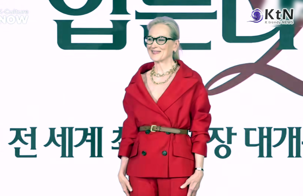  20년의 세월을 관통하여 귀환한 전설적인 영화 '악마는 프라다를 입는다 2'의 주역 메릴 스트립과 앤 해서웨이가 서울에서 그 화려한 시작을 알렸다. 스마트폰이 세상을 지배하는 2026년이라는 시대적 필연성을 강조한 이들은 한국의 장인 정신이 깃든 특별한 선물에 감동하며 작품에 담긴 묵직한 메시지를 전했다. 사진=2026. 04.08  K trendy NEWS DB ⓒ케이 트렌디뉴스 무단전재 및 수집, 재배포금지