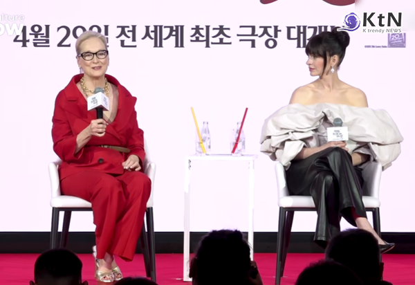  20년의 세월을 관통하여 귀환한 전설적인 영화 '악마는 프라다를 입는다 2'의 주역 메릴 스트립과 앤 해서웨이가 서울에서 그 화려한 시작을 알렸다. 스마트폰이 세상을 지배하는 2026년이라는 시대적 필연성을 강조한 이들은 한국의 장인 정신이 깃든 특별한 선물에 감동하며 작품에 담긴 묵직한 메시지를 전했다. 사진=2026. 04.08  K trendy NEWS DB ⓒ케이 트렌디뉴스 무단전재 및 수집, 재배포금지