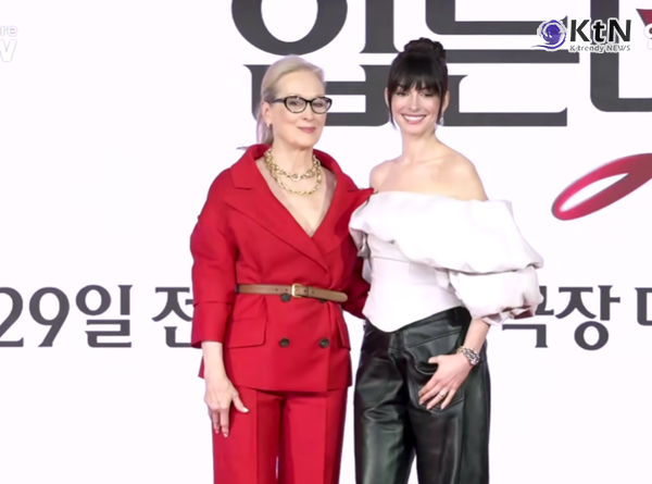  20년의 세월을 관통하여 귀환한 전설적인 영화 '악마는 프라다를 입는다 2'의 주역 메릴 스트립과 앤 해서웨이가 서울에서 그 화려한 시작을 알렸다. 스마트폰이 세상을 지배하는 2026년이라는 시대적 필연성을 강조한 이들은 한국의 장인 정신이 깃든 특별한 선물에 감동하며 작품에 담긴 묵직한 메시지를 전했다. 사진=2026. 04.08  K trendy NEWS DB ⓒ케이 트렌디뉴스 무단전재 및 수집, 재배포금지