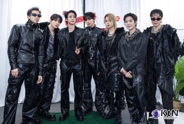  ' '함께 스윔 해요'  방탄소년단(BTS), 빗속 뚫고 새 월드투어 '아리랑 (ARIRANG)' 5만 아미와 보랏빛 교감    사진=2026. 04.10 빅히트뮤직 K trendy NEWS DB ⓒ케이 트렌디뉴스 무단전재 및 수집, 재배포금지