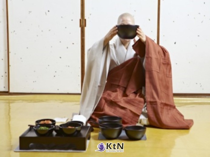 . 발우공양은 승려들이 발우(바리때)를 사용해 음식을 받고, 먹고, 씻는 과정을 일련의 의례로 행하는 전통 식사법 /사진=문화체육관광부, K trendy NEWS DB ⓒ케이 트렌디뉴스 무단전재 및 수집, 재배포금지