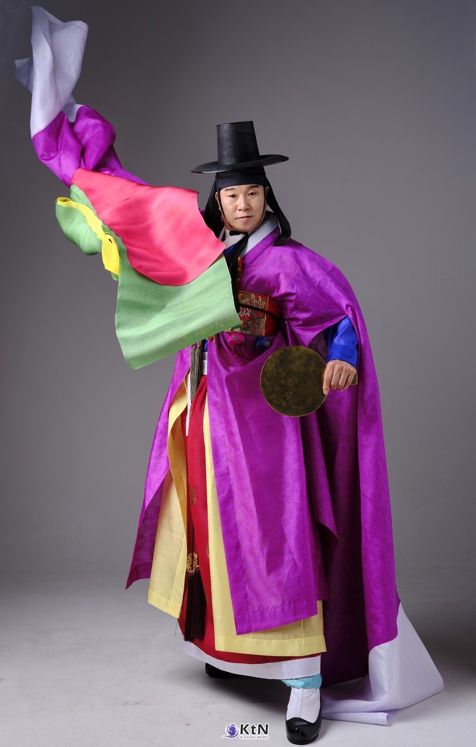  박정욱 명창은 평안남도 무형문화재 '평안도 배뱅이굿' 예능 보유자이자 국가무형유산 서도소리 이수자, 황해도 철물이굿보존회 회장이다.