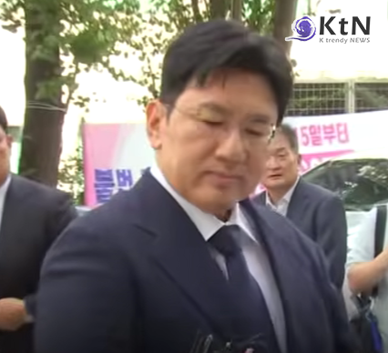 서울경찰청 금융범죄수사대가 자본시장법 위반 혐의를 받는 방시혁 하이브 의장에 대해 구속영장을 신청하며 수사의 고삐를 조였다. 이번 수사는 하이브 상장(IPO) 전후 과정에서 발생한 1,900억 원 규모의 시세 차익과 정보의 비대칭성을 활용한 부정 거래 의혹이 핵심이다.  사진=2026. 04.21  자료화면 영상 갈무리 ／ 편집 K trendy NEWS DB ⓒ케이 트렌디뉴스 무단전재 및 수집, 재배포금지