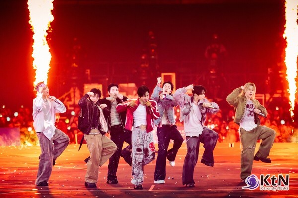  일본 5대 일간지 1면 장식한 BTS、스윔', 빌보드 핫100 4주 연속 톱10  ／ BTS 정규 5집 '아리랑', 일본서 75만 장 돌파… 트리플 플래티넘 달성   사진=2026. 04.21  빅히트 뮤직 ／ 편집 K trendy NEWS DB ⓒ케이 트렌디뉴스 무단전재 및 수집, 재배포금지
