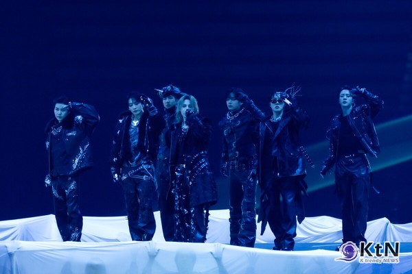  일본 5대 일간지 1면 장식한 BTS、스윔', 빌보드 핫100 4주 연속 톱10  ／ BTS 정규 5집 '아리랑', 일본서 75만 장 돌파… 트리플 플래티넘 달성   사진=2026. 04.21  빅히트 뮤직 ／ 편집 K trendy NEWS DB ⓒ케이 트렌디뉴스 무단전재 및 수집, 재배포금지