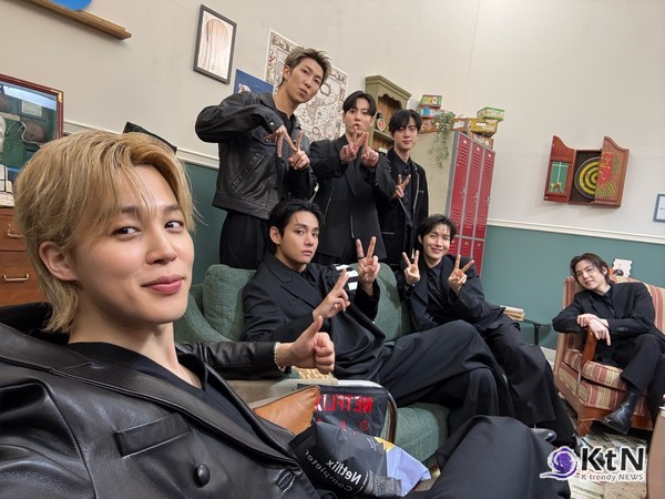  일본 5대 일간지 1면 장식한 BTS、스윔', 빌보드 핫100 4주 연속 톱10  ／ BTS 정규 5집 '아리랑', 일본서 75만 장 돌파… 트리플 플래티넘 달성   사진=2026. 04.21  빅히트 뮤직 ／ 편집 K trendy NEWS DB ⓒ케이 트렌디뉴스 무단전재 및 수집, 재배포금지