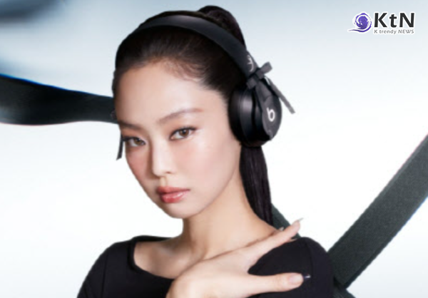 비츠바이 닥터드레(Beats)가 글로벌 아이콘 제니와 협업해 스페셜 에디션 ’솔로 4‘ 오닉스 블랙 색상을 선보인다. 블랙 톤의 미니멀한 디자인으로 출시된 이번 에디션은 탈 부착 가능한 리본이 포인트로, 울트라플러시 이어 쿠션에는 제니의 음악에서 영감 받은 심볼이 적용됐다. 사진=2026. 04.22 비츠 K trendy NEWS DB ⓒ케이 트렌디뉴스 무단전재 및 수집, 재배포금지